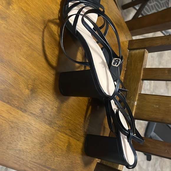 Size 10 fits like 9.5 black small heel/ wedge , tie up - Picture 4 of 6